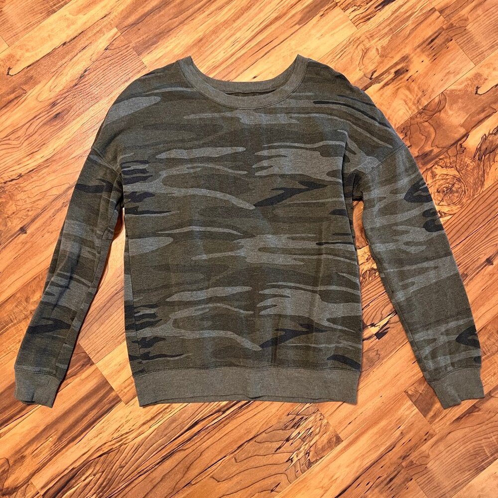 Womens Zoe + Liv Green Camo Sweatshirt Size M